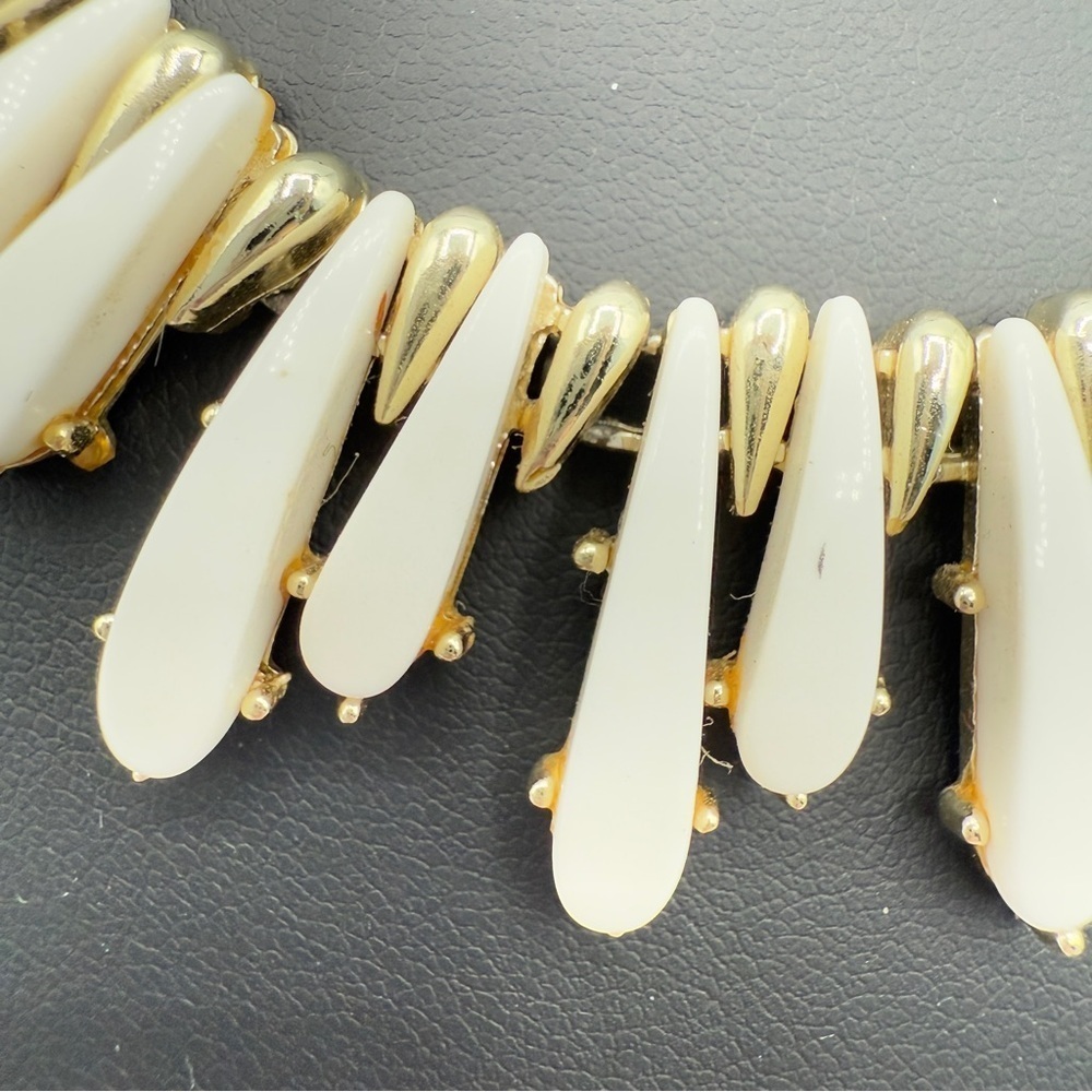 Signed Coro Mid Century White and Gold Collar Necklace with Dramatic Spikes - Picture 5 of 17